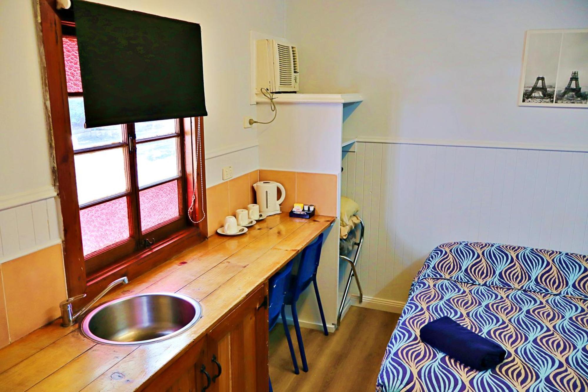 Manor Motel 3*